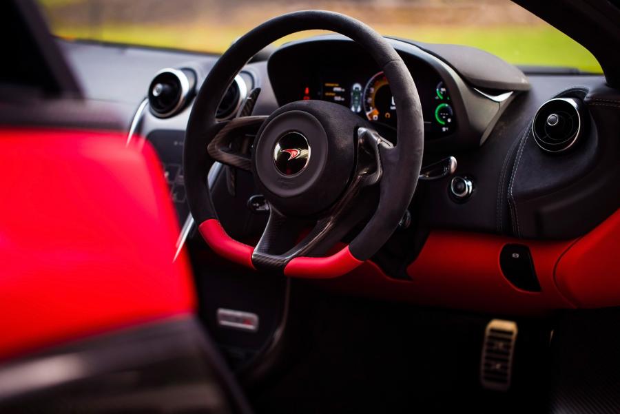 Панель приборов McLaren 570S Spider Valentine 2018 года  (фото 6 из 9)